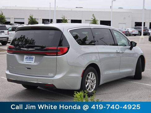 Used 2024 Chrysler Pacifica Touring-L FWD image 18