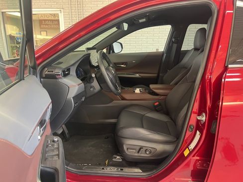Used 2023 Toyota Venza XLE image 8