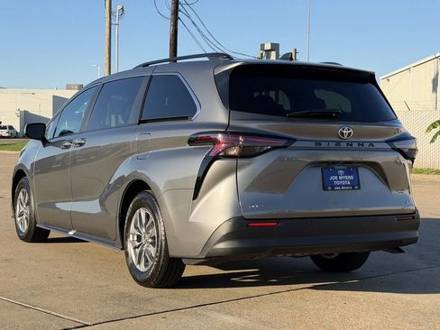 Certified 2026 Toyota Sienna XLE image 7