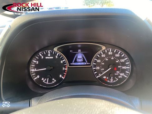 Used 2020 Nissan Pathfinder SV image 19