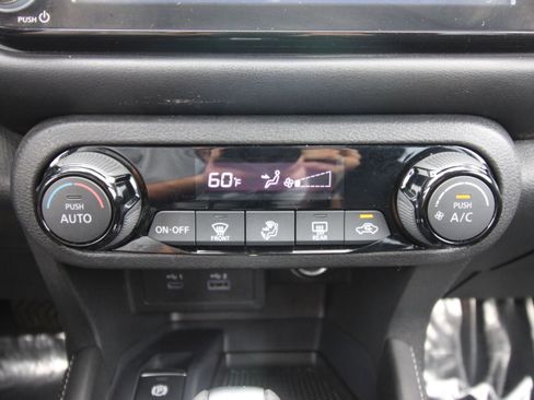 Used 2023 Nissan Kicks SR image 16