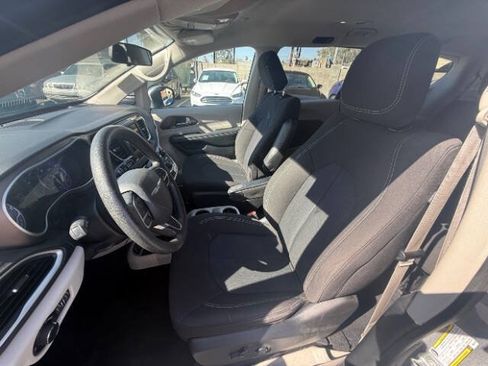 Used 2021 Chrysler Voyager LX FWD image 13