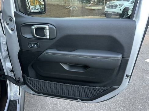 Used 2022 Jeep Gladiator Rubicon w/ Cold Weather Group image 16