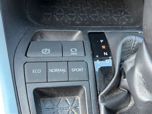 Used 2021 Toyota RAV4 LE FWD image 12