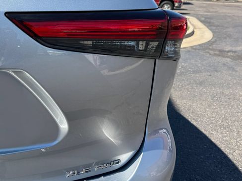 Used 2021 Toyota Highlander XLE AWD/4WD image 8