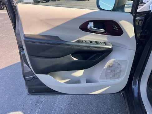 Used 2019 Chrysler Pacifica Limited w/ Tire & Wheel Group image 28