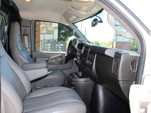Used 2021 Chevrolet Express 2500 w/ Driver Convenience Package image 9