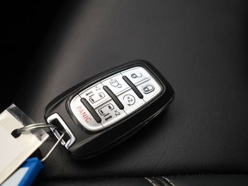 Used 2023 Chrysler Pacifica Touring-L image 25