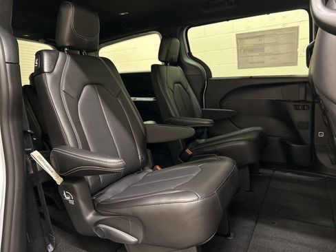 New 2026 Chrysler Pacifica Select FWD image 11