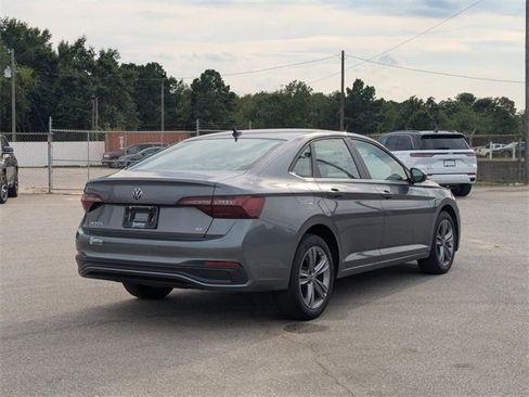 Used 2024 Volkswagen Jetta SE image 3