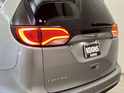 Used 2019 Chrysler Pacifica Touring-L image 29