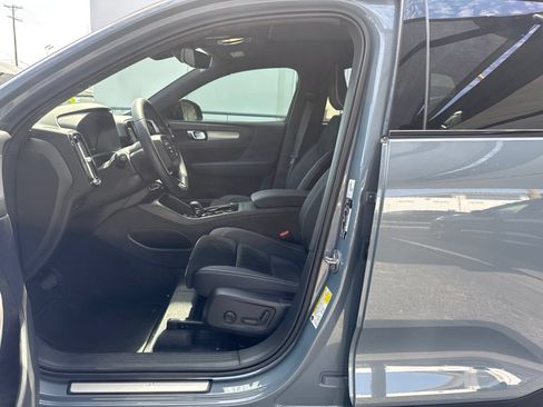Used 2023 Volvo XC40 B5 Plus w/ Climate Package AWD/4WD image 9