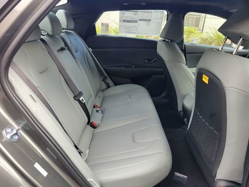 New 2025 Hyundai Elantra Limited FWD image 19