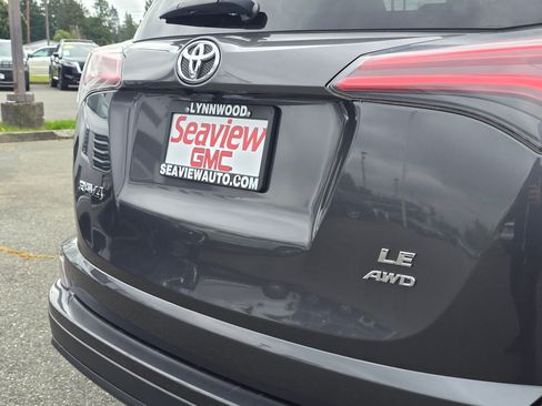 Used 2018 Toyota RAV4 LE w/ Carpet Mat Package AWD/4WD image 13