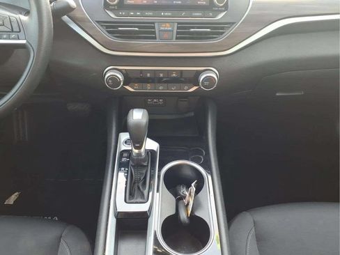 Used 2024 Nissan Altima 2.5 SV FWD image 12