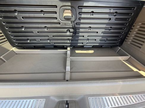 Used 2019 Chevrolet Suburban LT RWD image 11