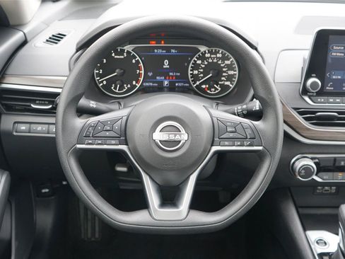 Used 2024 Nissan Altima 2.5 SV FWD image 26
