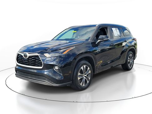 Used 2024 Toyota Highlander XLE FWD image 5