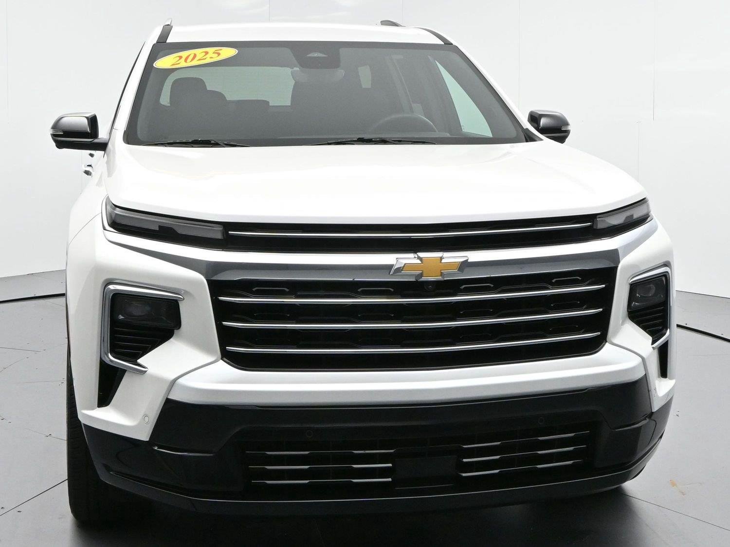 Used 2025 Chevrolet Traverse High Country FWD image 2