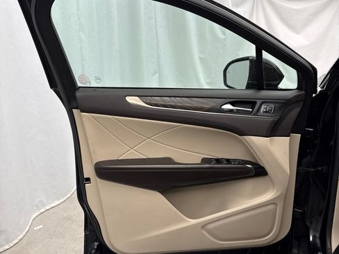 Used 2018 Lincoln MKC Reserve w/ Lincoln MKC Climate Package AWD/4WD image 12