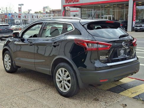 Used 2022 Nissan Rogue Sport SV w/ Technology Package image 4