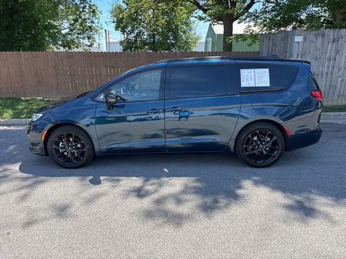 Used 2025 Chrysler Pacifica Limited FWD image 2
