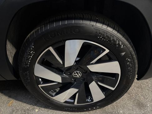 Used 2025 Volkswagen Atlas Cross Sport SE image 30