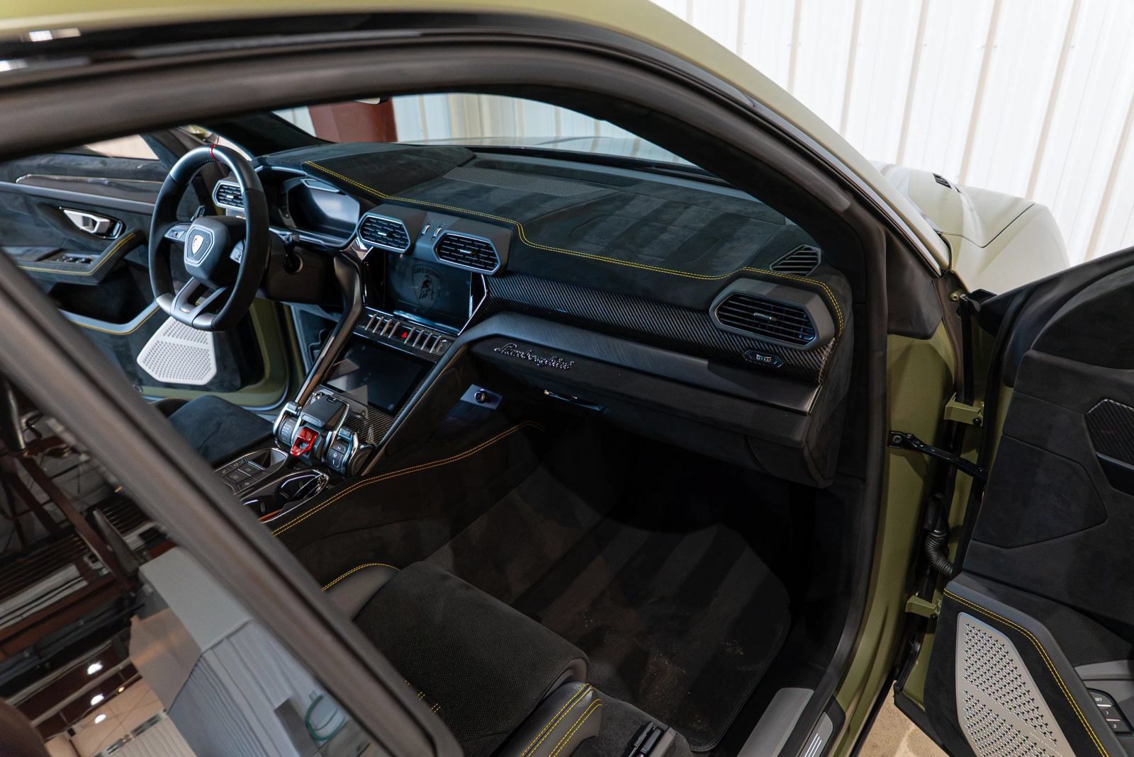 Used 2023 Lamborghini Urus Performante AWD/4WD image 39