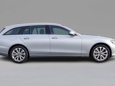 Used 2017 Mercedes-Benz E 400 4MATIC Wagon image 4