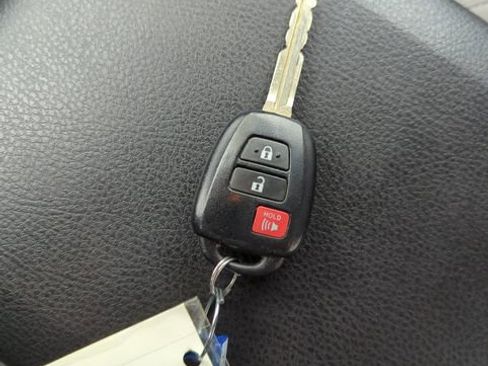 Used 2017 Toyota Tacoma SR5 image 29