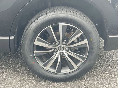 Certified 2022 Toyota Venza LE AWD/4WD image 15