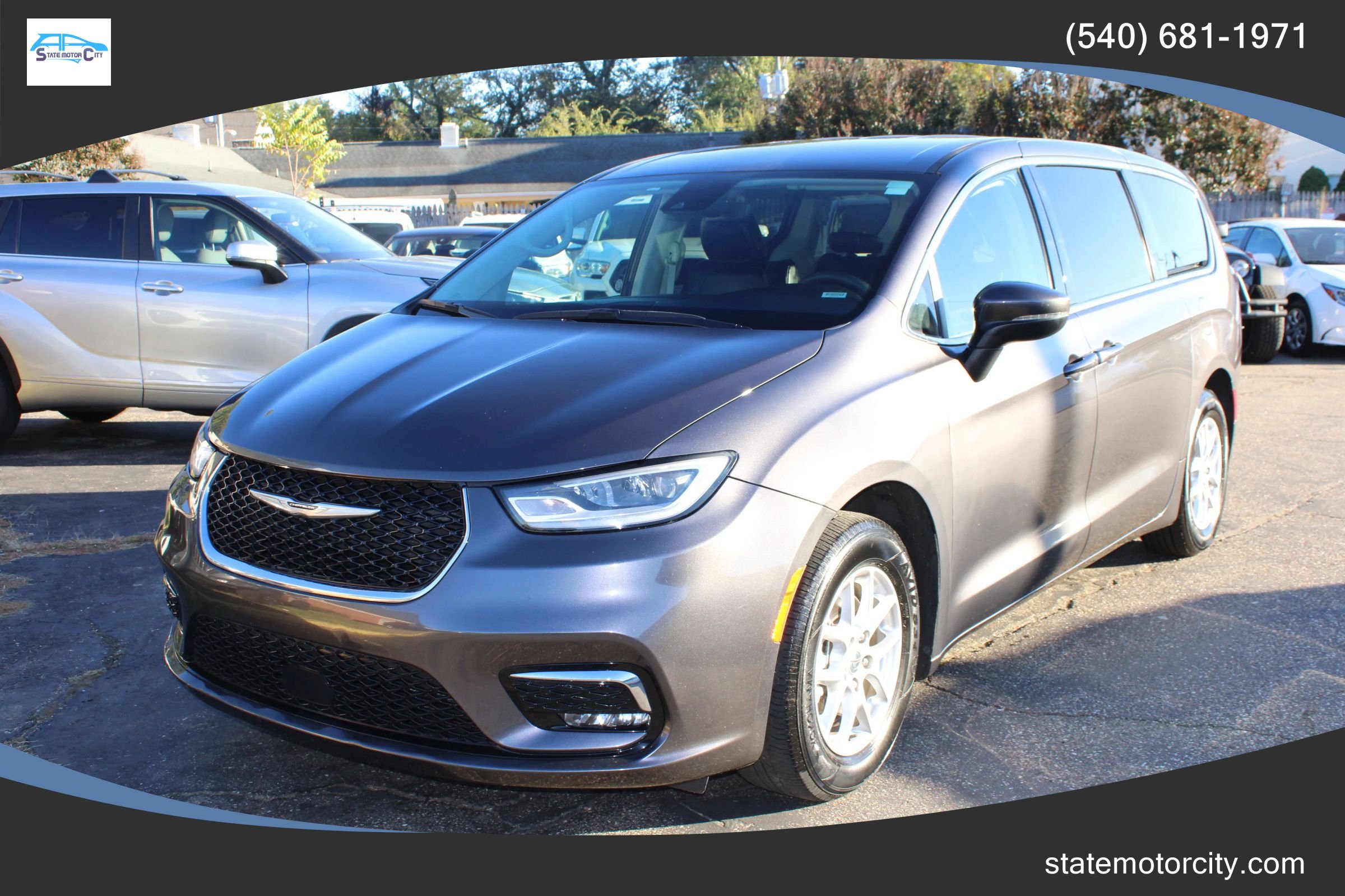 Used 2023 Chrysler Pacifica Touring-L FWD image 1