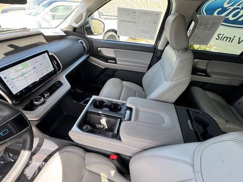 Used 2025 Ford Expedition Active image 19