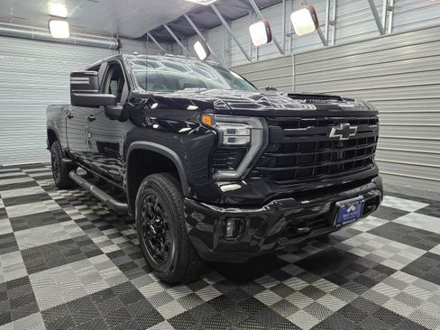 Used 2024 Chevrolet Silverado 2500 LT w/ Midnight Edition AWD/4WD image 4