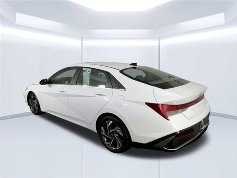 Used 2025 Hyundai Elantra SEL FWD image 6