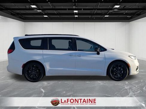 New 2026 Chrysler Pacifica Select w/ S Appearance Package FWD image 6