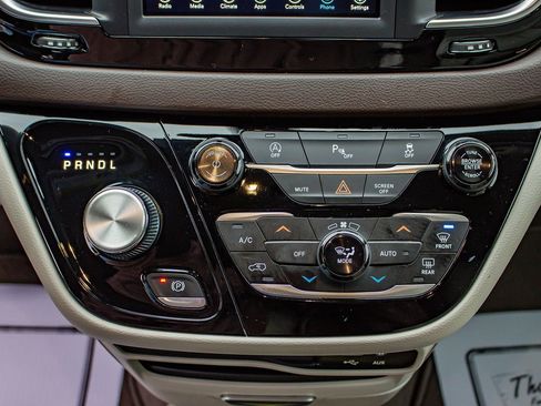 Used 2019 Chrysler Pacifica Touring-L image 28