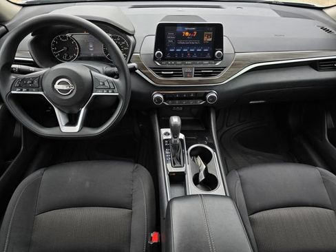 Used 2024 Nissan Altima 2.5 SV FWD image 11