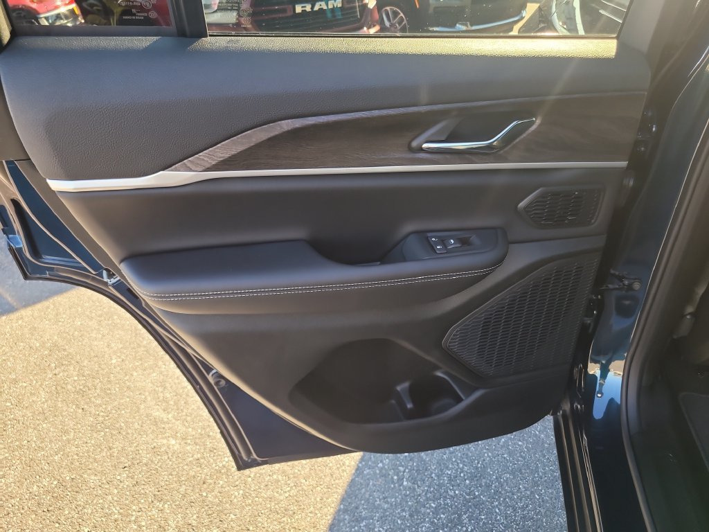 New 2027 Jeep Grand Cherokee Limited RWD image 11