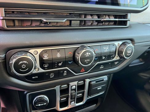 Used 2025 Jeep Wrangler Sahara image 29