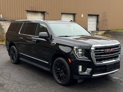 Used 2023 GMC Yukon XL SLT w/ SLT Luxury Package AWD/4WD image 3