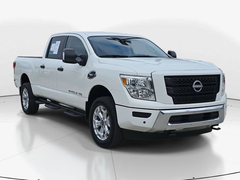 Used 2024 Nissan Titan SV w/ SV Convenience Package image 2