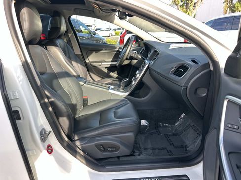 Used 2018 Volvo V60 T5 Cross Country w/ Convenience Package image 24