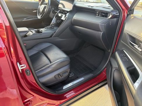 Used 2023 Toyota Venza Limited image 28