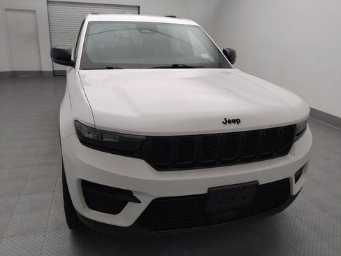 Used 2023 Jeep Grand Cherokee Altitude AWD/4WD image 14