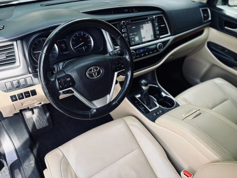 Used 2018 Toyota Highlander Limited Platinum FWD image 5