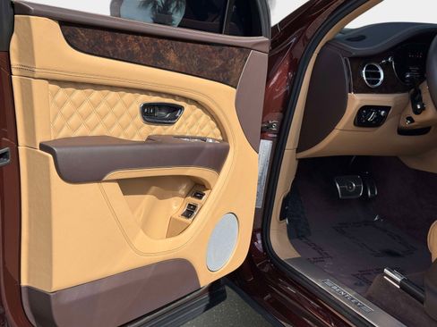 Used 2022 Bentley Bentayga image 41