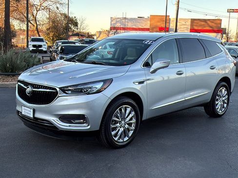 Used 2021 Buick Enclave Essence image 3
