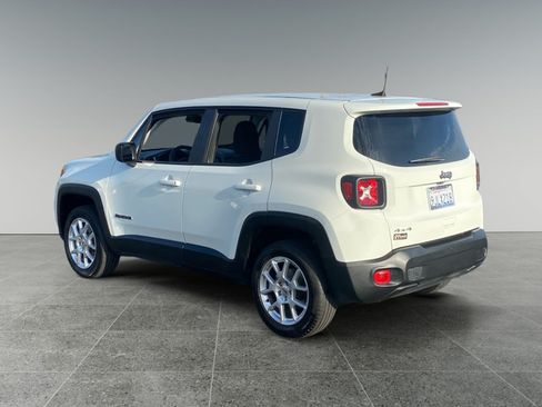 Used 2023 Jeep Renegade Latitude AWD/4WD image 3