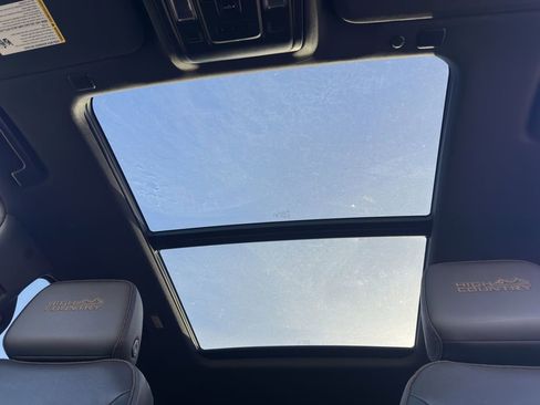 Used 2024 Chevrolet Suburban High Country image 24